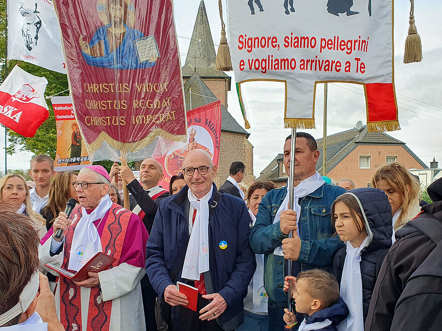 Franz-Thomas Sonka bei einer Wallfahrt inmitten Menschen anderer Muttersprache. 