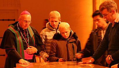 Bischof Felix Genn und Jugendliche