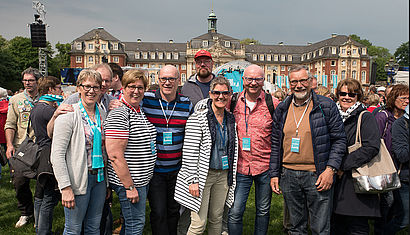 Kolpingmitglieder stehen vor dem Schloss