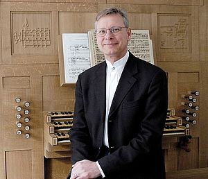 Ludger Lohmann sitzt vor einer Orgel