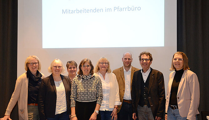 Über die Gründung des neuen Verbands freuen sich (von links): Dörthe Wagner, Christa Schütz-Roters, Barbara Lenz, Anja Ruffer und Brunhilde Weninger vom Vorstand, Thomas Ruhe vom Bischöflichen Generalvikariat Münster, Pfarrer Bernd Hante, Geistlicher Begleiter des Berufsverbands und Jutta Meinert vom Bischöflichen Generalvikariat Münster.