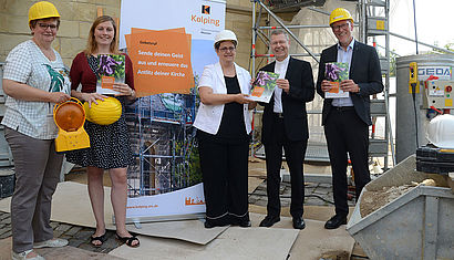 Baustelle Kirche: Vertreter vom Kolpingwerk überreichten Weihbischof Zekorn ihre Broschüre auf der Baustelle am Dom.