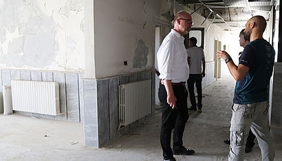Dr. Jochen Reidegeld (links) in einem zerstörten Kindrkrankenhaus in Syrien