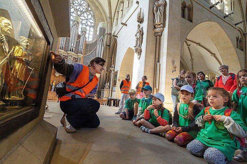 Fasziniert standen die Mädchen und Jungen vor dem großen Altar im St.-Paulus-Dom.