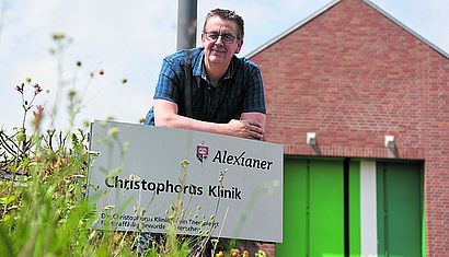 Uwe Holtgreve vor der Christophorus-Klinik.