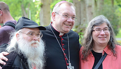 Weihbischof Dr. Christoph Hegge und zwei weitere Menschen beim Selfie