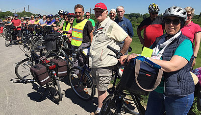 Eine Gruppe Radfahrer macht Pause.