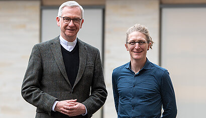 Hamers (links) und Gewand