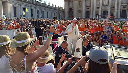 60.000 Messdienerinnen und Messdiener aus 19 Ländern jubelten Papst Franziskus zu, als er in seinem Papamobil über den Petersplatz fuhr.