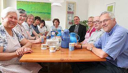 Ehrenamtliche und Hauptamtliche sitzen mit Weihbischof Rolf Lohmann am Tisch.