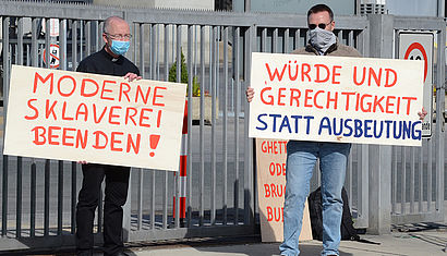 Pfarrer Peter Kossen (links) und Dominik Blum vor dem Werkstor in Coesfeld