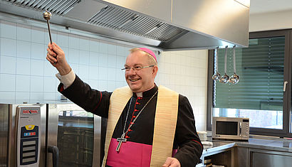 Weihbischof Dr. Christoph Hegge segnet die neue Küche des Gertrudenstiftes in Rheine.