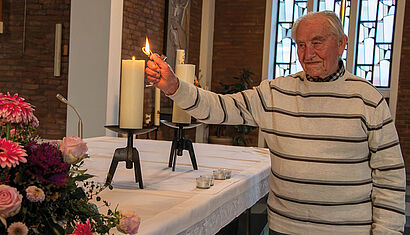  Alfred Kiesewetter entzündet eine Kerze