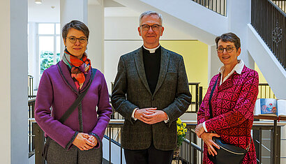 (von links) Dr. Birgit Große Stetzkamp, Vorsitzende der Kommission zum Schutz des ungeborenen Lebens, Diözesanadministrator Dr. Antonius Hamers und Sigrun Schnieders (Stiftung Lebensbeginn) freuten sich mit den Jubiläumsgästen über das 25-jährige Bestehen der Stiftung Lebensbeginn. 