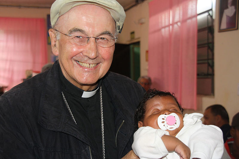 Bischof Genn mit einem Baby