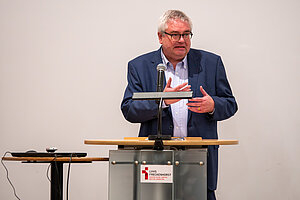 Klemens Kindermann steht am Rednerpult.