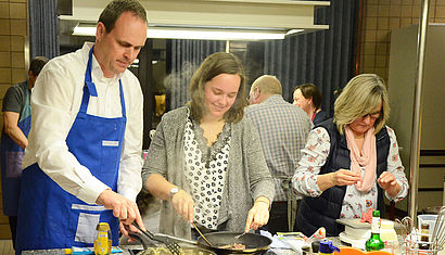 Propst Christoph Rensing beim gemeinsamen Kochen in der Fabi in Borken.