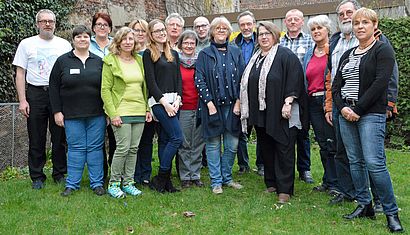 Die 15 Teilnehmerinnen und Teilnehmer haben sich mit Jutta Hartings zum Gruppenbild aufgestellt.