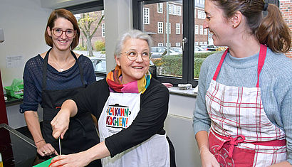 Edith Gätjen zeigt den Teilnehmerinnen Lena Jansen und Katrin Pasch den richtigen Umgang mit einem Kürbis.