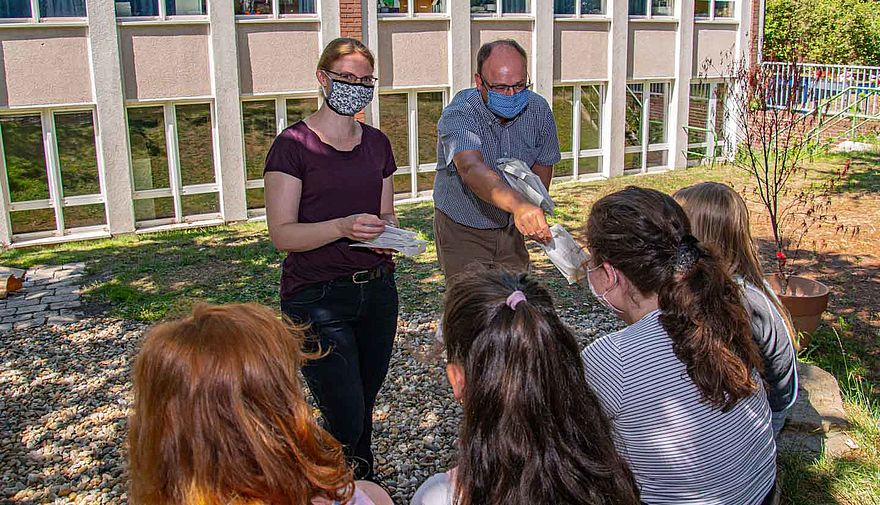 Pfarrerin Jennifer Buchner und Pfarrer Thorsten Hendricks hatten für die Kinder kleine Segenstüten für den letzten Schultag mitgebracht. 