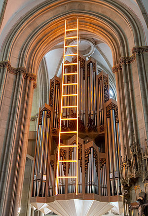 Der erste Teil der „Himmelsleiter“ hängt bereits in der St.-Lamberti-Kirche.