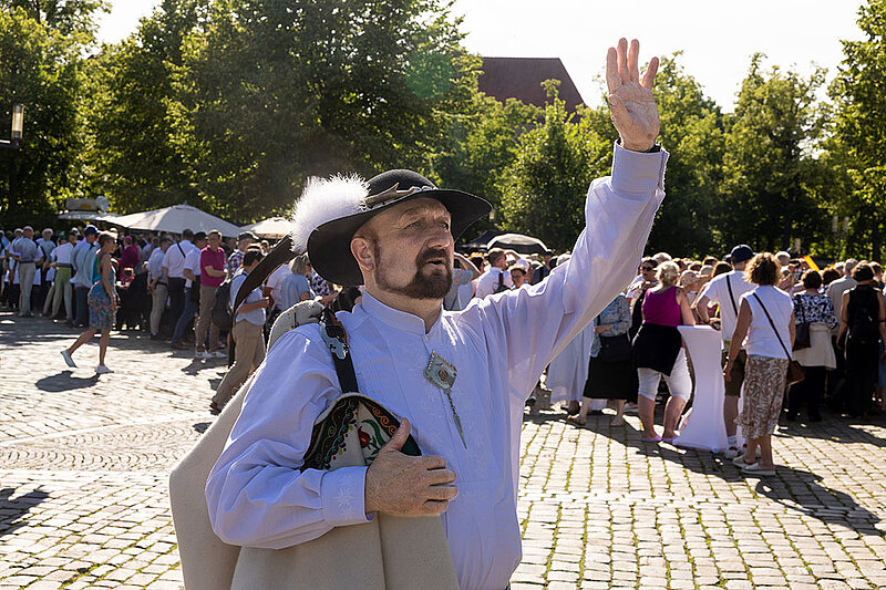 Nach dem Gottesdienst gab es ein Fest der Begegnung und des Austausches mit Bischof Heiner und den Besuchern der Amsteinführung.
