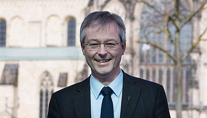 Der scheidende Domkapitular Dr. Norbert Köster vor dem St.-Paulus-Dom in Münster 