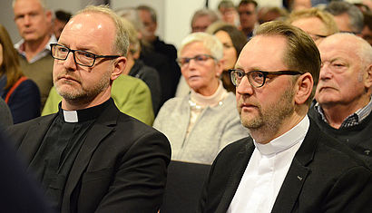 Der stellvertretende Generalvikar Dr. Jochen Reidegeld (links) und Pfarrer Thorsten Schmölzing