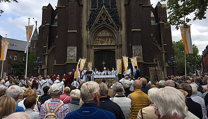 Vor der Pilgerpforte der Basilika in Kevelaer spendet Bischof Dr. Felix Genn den Päpstlichen Segen.