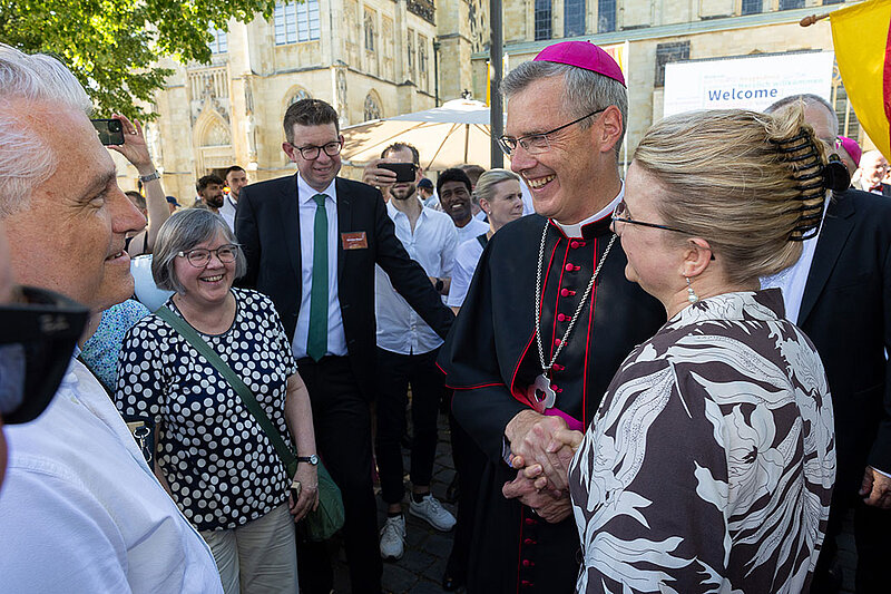 Nach dem Gottesdienst gab es ein Fest der Begegnung und des Austausches mit Bischof Heiner und den Besuchern der Amsteinführung.
