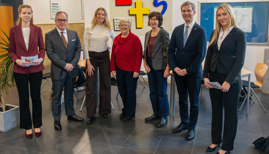 Die Moderatorinnen Alea Kutschereiter (rechts) und Leonie Kohlert (links) begrüßten (v.l.) Klemens Fischer, Ronja Ebeling, Bärbel Höhn, Maria Buchwitz und Stephan Wolters in der Liebfrauenschule. Die Moderatorinnen Alea Kutschereiter (rechts) und Leonie Kohlert (links) begrüßten (v.l.) Klemens Fischer, Ronja Ebeling, Bärbel Höhn, Maria Buchwitz und Stephan Wolters in der Liebfrauenschule.