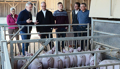 Dr. Jochen Reidegeld mit einer Delegation auf dem Neuland-Hof-Steinmann in Lotte