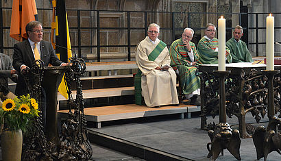 Ministerpräsident Armin Laschet steht am Ambo im Xantener Dom.