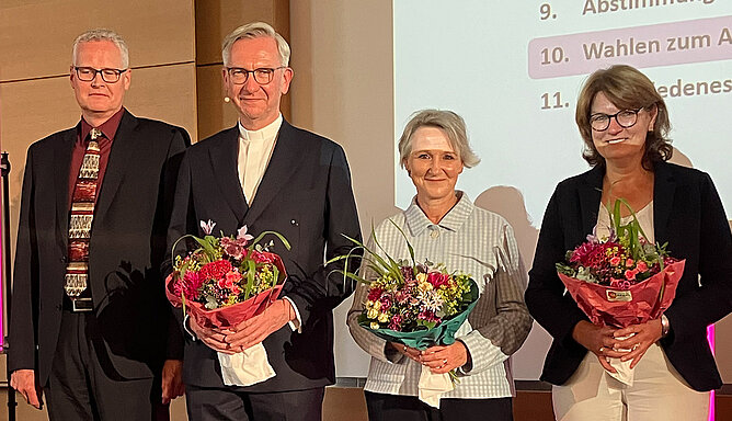 Die wiedergewählten Aufsichtsratsmitglieder Mechthild König (von recht), Claudia Dues und Antonius Hamers. Links Wahlleiter Michael Focke.