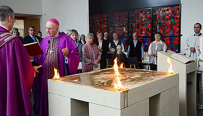 Bischof Dr. Felix Genn weiht Altar in der neuen Kapelle der Vorsehungsschwestern in Münster.
