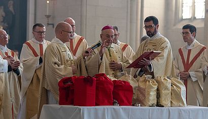 Dechanten aus verschiedenen Regionen des Bistums weihten mit Bischof Dr. Felix Genn die liturgischen Öle.