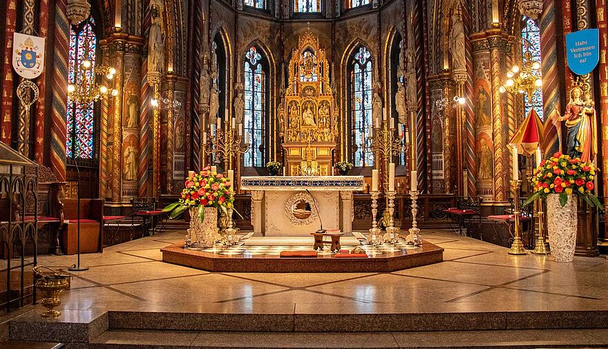 Blick in den Altarraum der Kevelaerer Marienbasilika.