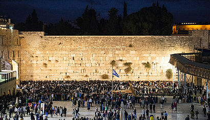 Die Klagemauer in Jerusalem bei Nacht.