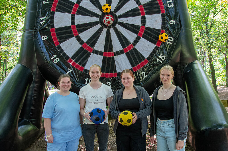 Katja, Klara, Kathrin und Maren (v.l.) probieren sich im Fußball-Dart aus. Die jungen Frauen aus Wachtendonk leiten Gruppen bei der Firmvorbereitung.