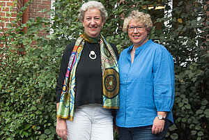 Lisa Frings und Sandra Middendorf stehen nebeneinander vor einer Hecke. Lisa Frings und Sandra Middendorf stehen nebeneinander vor einer Hecke.