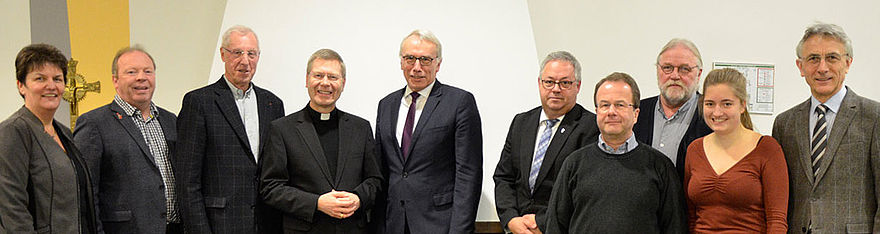 Weihbischof Dr. Stefan Zerkorn hat sich zum Gruppenbild mit Vertretern der SPD aus dem Kreis Warendorf aufgestellt.