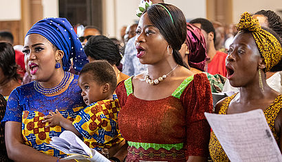 Frauen in traditionellen Gewändern beim Singen
