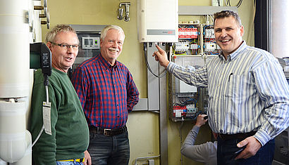 Ehrenamtliche aus Ladbergen vor PV-Anlage