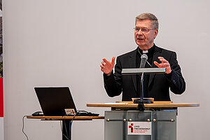 Weihbischof Dr. Stefan Zekorn steht am Rednerpult. 
