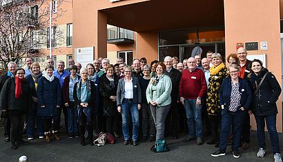 Rund 40 Frauen und Männer stehen zum Gruppenfoto vor dem Hotel Klostergarten in Kevelaer.