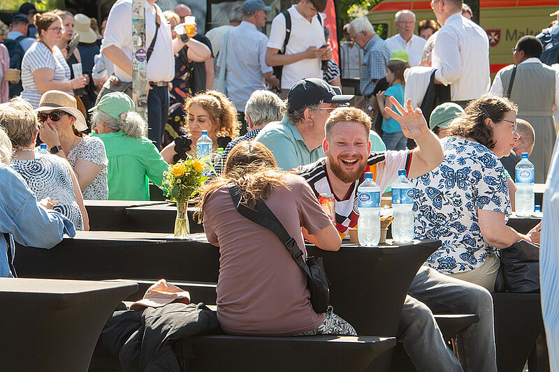 Nach dem Gottesdienst gab es ein Fest der Begegnung und des Austausches mit Bischof Heiner und den Besuchern der Amsteinführung.