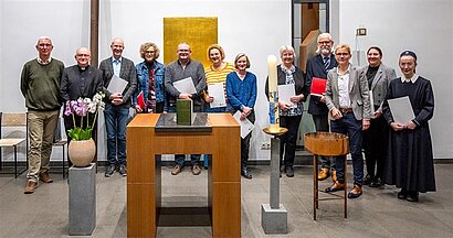 Die neun neuen Küsterinnen und Küster, hier mit ihren Ausbildern Nicole Stockhoff, Günter Weide und Domvikar Thomas Holznienkemper.