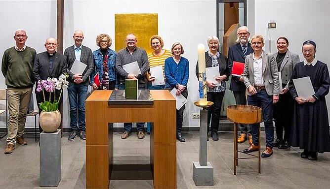 Die neun neuen Küsterinnen und Küster, hier mit ihren Ausbildern Nicole Stockhoff, Günter Weide und Domvikar Thomas Holznienkemper.