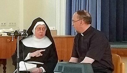 Weihbischof Rolf Lohmann sitzt im Gespräch mit einer Schwester.