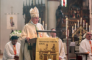 Bischof Genn predigt in der Wallfahrtsbasilia in Herzfeld. 